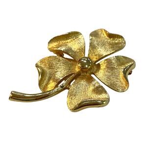 Sarah Coventry Gold Tone Flower Power Brooch Dogwood Blossom Pin Vintage Fashion